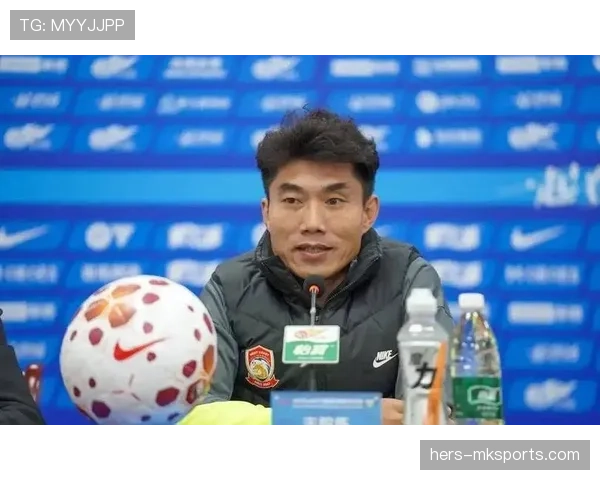 接管中场直塞撕防线,郑智转型压制年轻人 接管中场直塞撕防线,郑智转型压制年轻人